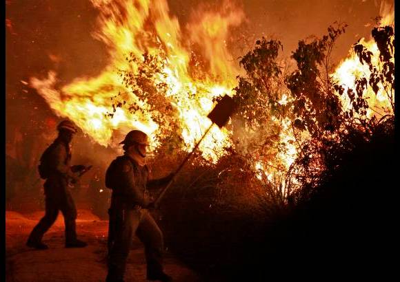 David S&#225;nchez - Camilo Zapata, director del Sistema de Atenci&#243;n y Desastres de Medell&#237;n, Simpad, explic&#243; que las labores realizadas por los bomberos para controlar el incendio, fueron en su totalidad manuales.