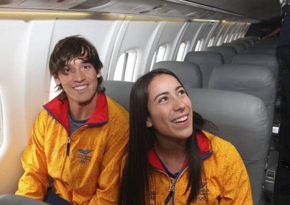 Hernán Vanegas - Los medallistas del BMX en Londres 2012 se mostraron felices de llegar a su ciudad natal.