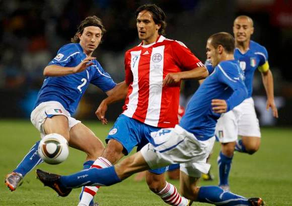 Reuters - Paraguay, que en las eliminatorias batió a pesos pesados del fútbol mundial como Argentina y Brasil, no consiguió en ningún momento imponer su ritmo de juego bajo la lluvia en Ciudad del Cabo.