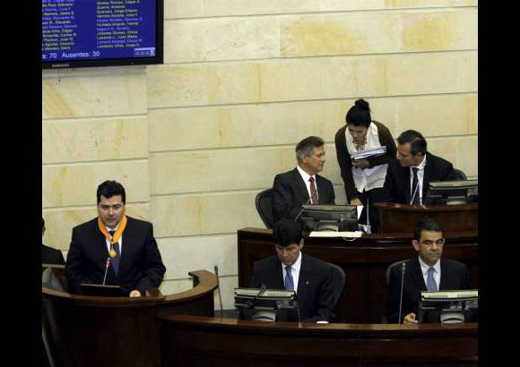 Colprensa - El acto de reconocimiento al centenario matutino, fue promovido por los senadores Efraín Cepeda Sarabia, Hernán Andrade y Carlos Clavijo, quienes también pidieron que esta exaltación se le diera al diario El Espectador por sus 125 años de fundación.