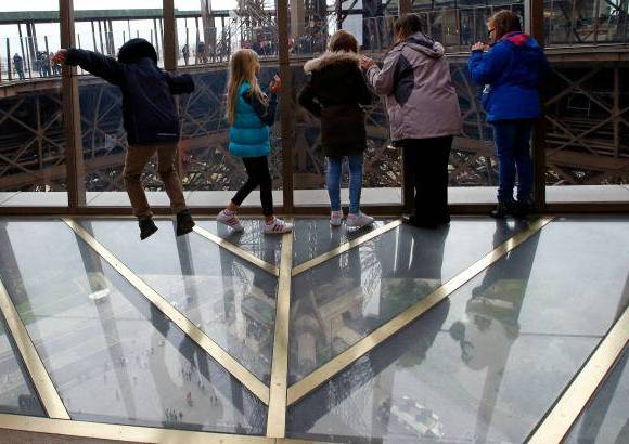 AP - Frente a este espacio, el antiguo salón Gustave Eiffel ha sido demolido y transformado en un salón de congresos y conferencias que, en homenaje al famoso arquitecto, conserva el nombre de la estructura precedente.