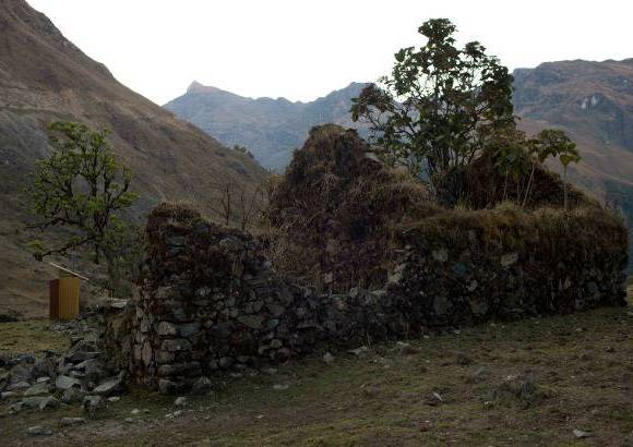 AP - Aún quedan las ruinas de sus casas construidas con palos y ramas de diversos árboles locales.