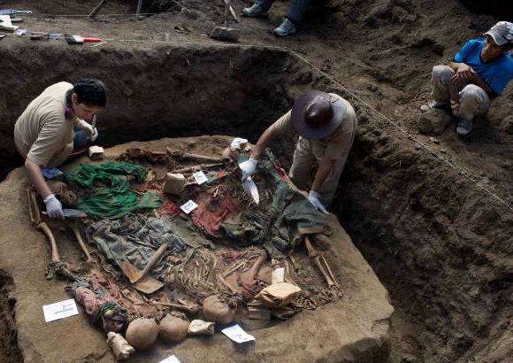 AP - Antropólogos forenses exhuman una fosa común de las personas asesinadas por las fuerzas de seguridad, en el pueblo de Paccha, en el distrito de Chungui, Perú. Los campesinos fueron asesinados el 14 de julio 1984 en la masacre de Paccha, una aldea situada en las laderas de los Andes al lado del río Apurimac.