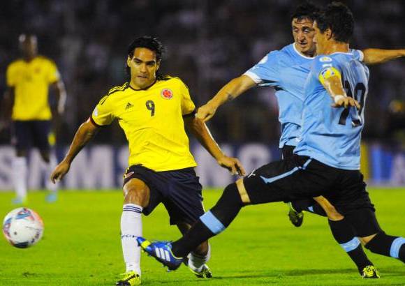 Reuters - La selecci&#243;n Colombia cay&#243; 2-0 en la visita a Uruguay en el estadio Centenario de Montevideo por eliminatorias al Mundial de Brasil-2014.