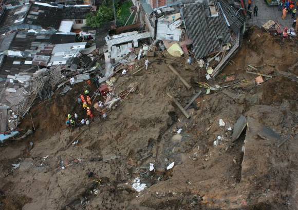 Colprensa - El alud sepult&#243; 14 viviendas.