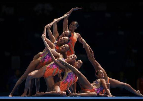 Reuters - El equipo italiano de nado sincronizado participa en el Campeonato Mundial de Natación en el estadio de Sant Jordi en Barcelona.