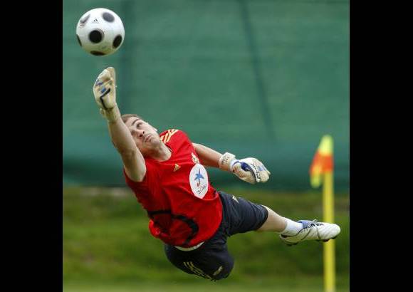 AP - Seis internacionales espa&#241;oles forman parte del Once Ideal 2011 que se dio a conocer en la gala anual de la Fifa. Iker Casillas fue elegido como el mejor portero.