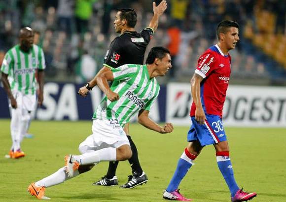 FOTO JAIME P&#201;REZ - Pese al esfuerzo del segundo tiempo el resultado solo sirvi&#243; para el empate tras los tantos de Daniel Bocanegra.