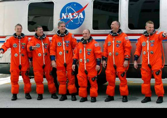 AP - Con seis experimentados astronautas partió el Atlantis.