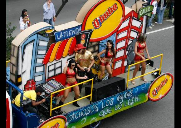 Esteban Vanegas - El periódico Q Hubo tuvo su carroza en el Desfile a Caballo.