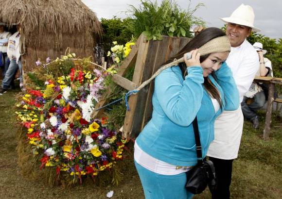 Foto Donaldo Zuluaga - Este lunes 6 de agosto los visitantes tienen la posibilidad de conocer el proceso de la elaboraci&#243;n de las silletas y compartir con los protagonistas de la Feria.