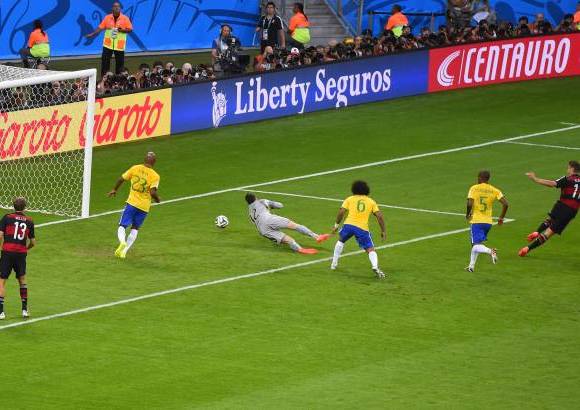 FOTO AFP - Miroslav Klose marc&#243; su gol n&#250;mero 16 en mundiales y se convirti&#243; en el m&#225;ximo anotador en toda la historia de la Copa.