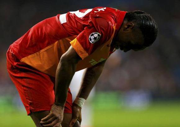 AP - El marfile&#241;o Didier Drogba tuvo el empate solo unos minutos despu&#233;s, pero el disparo sali&#243; por encima del Diego L&#243;pez.
