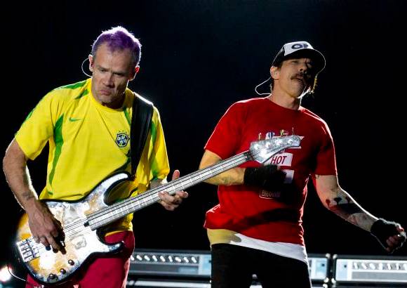 Reuters - Red Hot Chili Peppers, consiguió dar sabor y justificar una programación que ha sido criticada por aburrida y a la que le faltó algo más de ese picante.