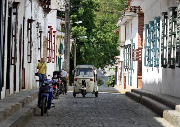 Cortes&#237;a de Antioquia Presente - En La Tebaida, Quind&#237;o, Antioquia Presente edific&#243; 952 viviendas para familias damnificadas por el terremoto que sacudi&#243; el Eje Cafetero en 1999.