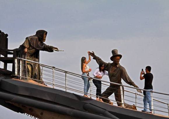 Henry Agudelo - Los visitantes disfrutan posando entre las esculturas del monumento a la santanderianeidad.