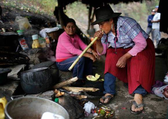 AP - Cocinó dulce de calabaza y les dio de comer en la boca a todos porque estaban atados con sogas de ambas manos y del cuello. También les dio agua para beber.
