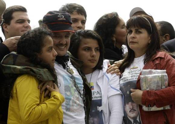 Colprensa-Andr&#233;s Torres - El sargento Arbey Delgado se sorprendi&#243; al encontrar a sus hijas convertidas en unas se&#241;oritas.
