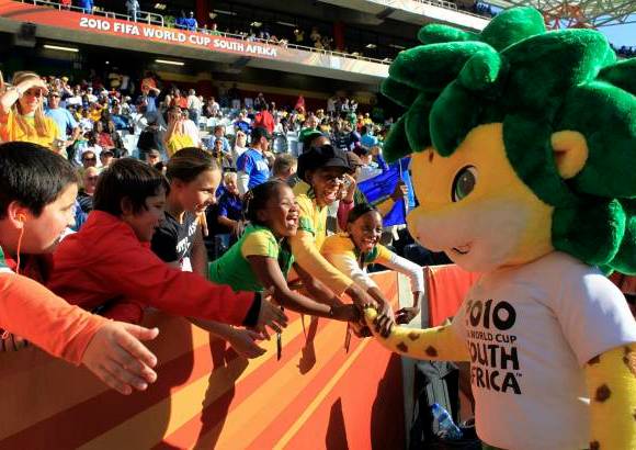 AP - Zakumi, la mascota del Mundial, rodeada de pequeños fanáticos.