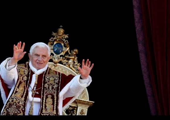 Reuters - En espa&#241;ol proclam&#243;: &quot;Feliz Navidad. Que la paz de Cristo reine en vuestros corazones, en las familias y en todos los pueblos&quot;, en medio de los aplausos y vivas de numerosos espa&#241;oles y latinoamericanos presentes.