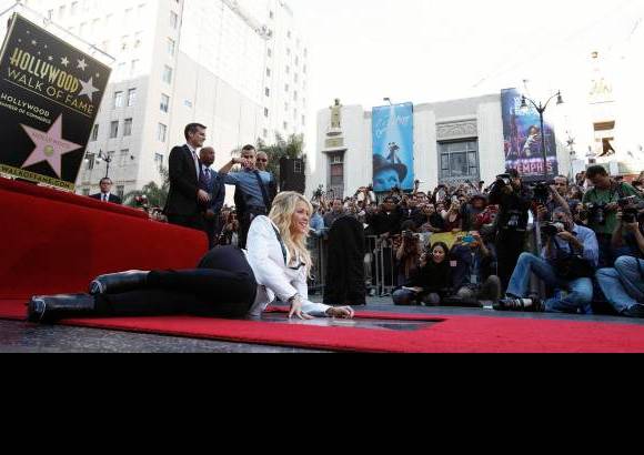 Reuters - La artista relat&#243; que a los 7 a&#241;os pase&#243; con su madre por el Paseo de la Fama, quien le dijo: &quot;Shaki, alg&#250;n d&#237;a vas a tener tu nombre aqu&#237; grabado en este lugar&quot;.