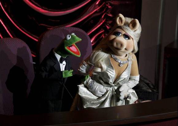 - Piggy y la rana Ren&#233; tambi&#233;n hicieron parte de la ceremonia en la que recibieron el galard&#243;n a Mejor canci&#243;n original.