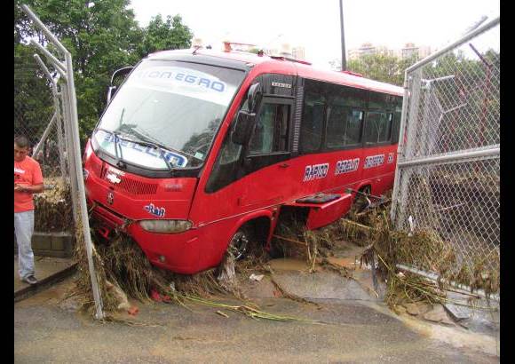 Rodrigo Mart&#237;nez - As&#237; qued&#243; este bus del municipio de Rionegro que hab&#237;a transportado a un grupo religioso a un evento en el Teatro de la Universidad de Medell&#237;n. Por fortuna estaba estacionado en un parqueadero y sin ocupantes.