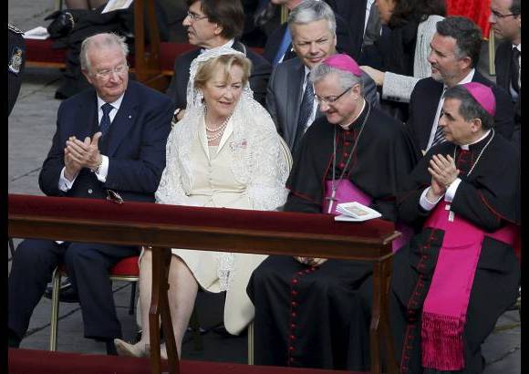 Reuters - Los reyes de B&#233;lgica Alberto y Paola acompa&#241;an al Papa Francisco