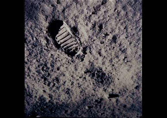 AP - &quot;Un peque&#241;o paso para el hombre, un enorme salto para la humanidad&quot; fue la frase que inmortaliz&#243; al entonces comandante de la misi&#243;n Apollo 11.