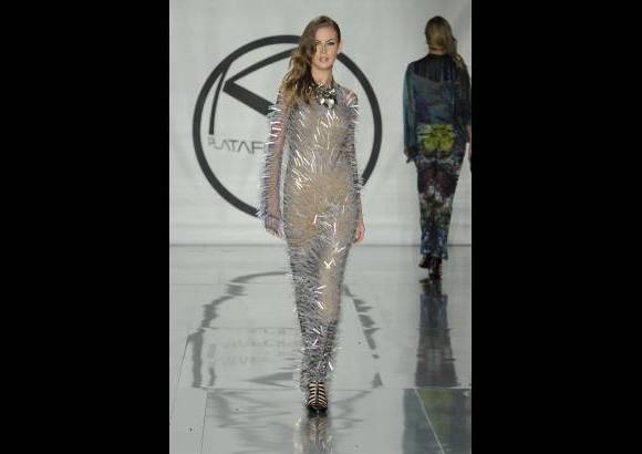 - Materiales naturales como el cuero y la seda entablaron un di&#225;logo lleno de movimiento.