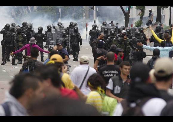 ESTEBAN VANEGAS - Las centrales obreras y grupos estudiantiles de las universidades Nacional y de Antioquia marcharon este 1 de mayo por las calles de Medell&#237;n, exigiendo garant&#237;as laborales al Gobierno Nacional. Al final de la movilizaci&#243;n se presentaron algunos enfrentamientos entre varios manifestantes y agentes de la Polic&#237;a.