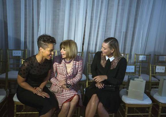 Reuters - La editora de Vogue Anna Wintour, al centro, conversa previo a un desfile de la semana de la moda de Nueva York con la cantante Alicia Keys a la izquierda y la tenista Maria Sharapova, a la derecha.