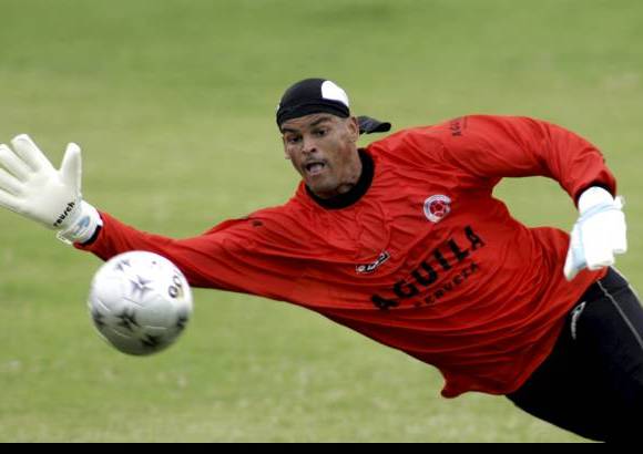 Foto archivo - El portero vallecaucano Miguel &#193;ngel Calero Rodr&#237;guez descrest&#243; con todo su talento en el club Independiente de Ginebra, el Club Sporting de Barraquilla, el Deportivo Cali, el Club Atl&#233;tico Nacional, el Pachuca y la selecci&#243;n Colombia.