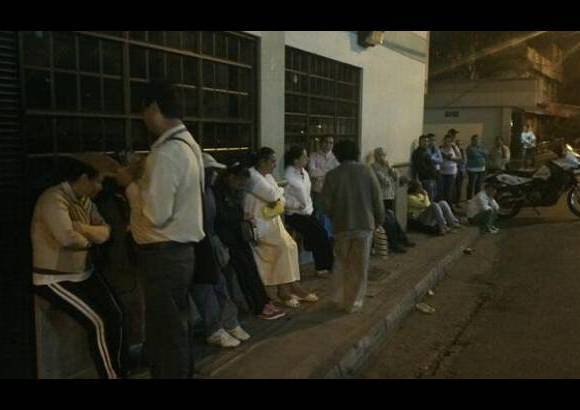 Yefferson Miranda - Fila en el centro de salud de Santo Domingo.