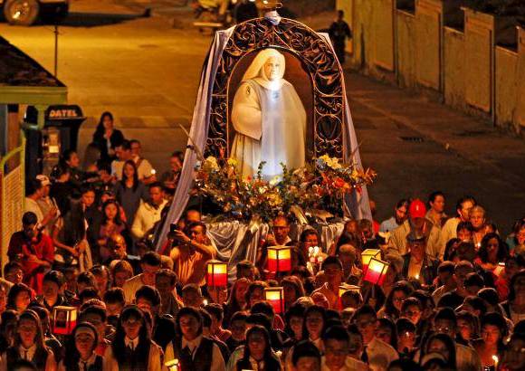 Julio C&#233;sar Herrera - La m&#225;s cercana evocaci&#243;n de la decembrina noche de las velitas, se vivi&#243; en el lucernario.