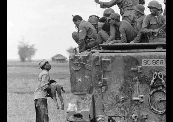 AP - Vietnam record&#243; el 35to aniversario del fin de su guerra con una reproducci&#243;n dram&#225;tica del d&#237;a en que los tanques norvietnamitas derribaron las puertas del otrora Palacio Presidencial.