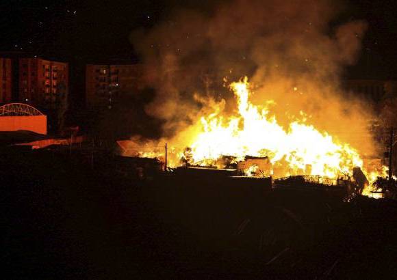 Manuel Saldarriaga - El incendio se presentó en la madrugada de este miércoles en el barrio Primavera del Municipio de Envigado. La conflagración comenzó en un deposito de maderas y las llamas alcanzaron cerca de 30 metros.