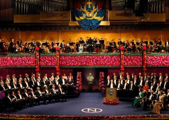 Reuters - Los ganadores del Nobel de 2010 (izquierda) se sentaron al frente del Rey de Suecia Carlos XVI.