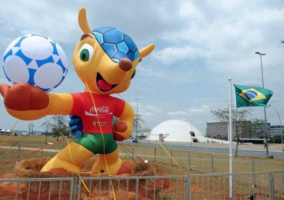 AFP - La mascota del Mundial Brasil 2014, un armadillo de tres bandas, es considerada como un especie vulnerable por la Unión Internacional para la Conservación de la Naturaleza (UICN). Este armadillo, conocido como "tatu-bola", se creía extinto hasta su redescubrimiento en 1990 y este año el Gobierno de Brasil presentará en junio un plan para salvar al personaje que inspira a Fuleco, la mascota del torneo de la FIFA.