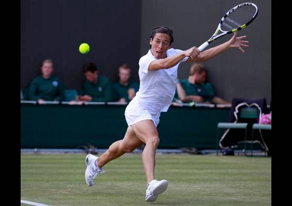 Reuters - La italiana Francesca Schiavone, cabeza de serie n&#250;mero 6 en Wimbledon, se impuso en la segunda ronda del torneo a la checa Barbora Zahlavova Strycova por 7-5 y 6-3 en una hora y 45 minutos.