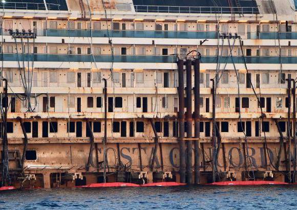 AFP - El Costa Concordia encalló el pasado 13 de enero de 2012, después de que su capitán, Francesco Schettino, se acercara demasiado a la costa de la Isla de Giglio e impactara con un escollo que rompió el casco de la embarcación y la hizo naufragar.