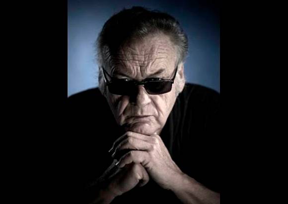 Jerzy Skolimowski - Jerzy Skolimowski, director polaco nacido en 1938. En su obra se reconoce la marca indeleble de la II Guerra Mundial. Su cine se encuadra en el llamado Tercer cine polaco, que aglutin&#243; a cineastas formados en el contexto de la posguerra. Su principal inter&#233;s tem&#225;tico es la mirada a su generaci&#243;n, donde afronta con elementos autobiogr&#225;ficos las acusaciones de cinismo e indolencia que soporta la juventud.