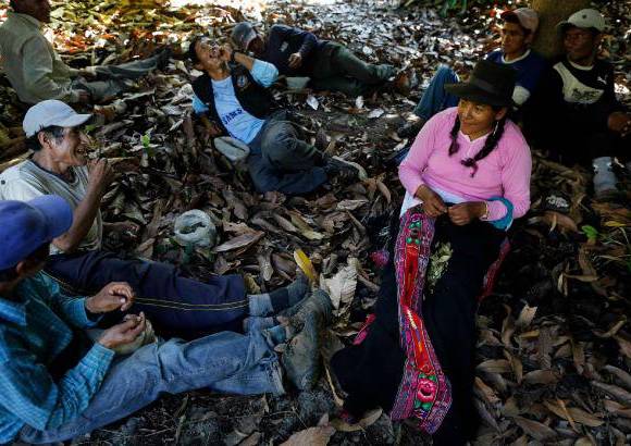AP - La última semana la única sobreviviente, Dolores Guzmán, de 50 años, interrumpió en Lima su trabajo como vendedora ambulante de huevos sancochados para viajar 396 kilómetros en autobús e internarse a pie otros 18 junto a los forenses de la Fiscalía para ubicar las fosas que las mismas víctimas cavaron horas antes de ser asesinadas.