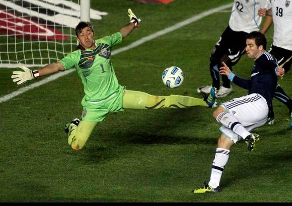 Reuters - Muslera hab&#237;a sido la figura del partido y le dio la victoria a su equipo.