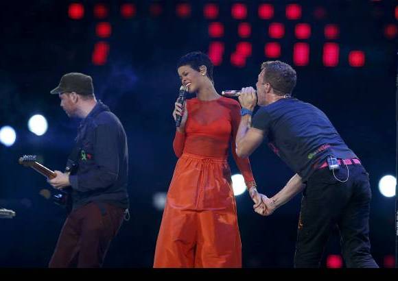 Reuters - Un ambiente melancólico que Rihanna, con We Found Love, se encargó de convertir en festivo y que Chris Martin y compañía remataron con su conocidísimo Viva la Vida, con decenas de miles de espectadores coreando la letra y confeti lloviendo sobre el estadio.