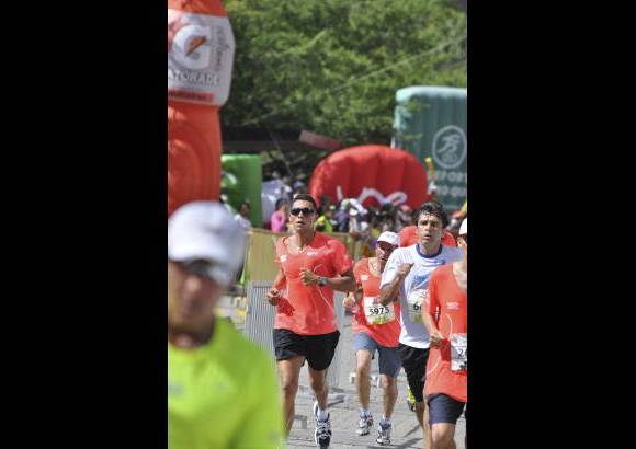 Esteban Jaramillo y Sebasti&#225;n Salazar - M&#225;s de 10 mil competidores se dieron cita en esta hist&#243;rica cita deportiva que se corr&#237;a en las modalidades de 5, 10, 21 y 42 kil&#243;metros.