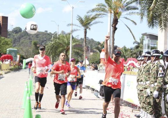 Esteban Jaramillo y Sebasti&#225;n Salazar - M&#225;s de 10 mil competidores se dieron cita en esta hist&#243;rica cita deportiva que se corr&#237;a en las modalidades de 5, 10, 21 y 42 kil&#243;metros.