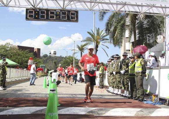 Esteban Jaramillo y Sebasti&#225;n Salazar - M&#225;s de 10 mil competidores se dieron cita en esta hist&#243;rica cita deportiva que se corr&#237;a en las modalidades de 5, 10, 21 y 42 kil&#243;metros.