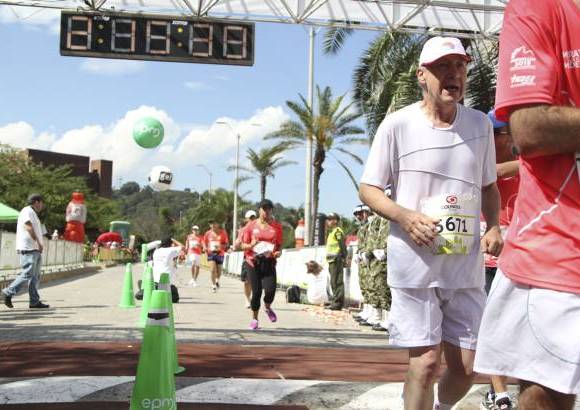 Esteban Jaramillo y Sebasti&#225;n Salazar - M&#225;s de 10 mil competidores se dieron cita en esta hist&#243;rica cita deportiva que se corr&#237;a en las modalidades de 5, 10, 21 y 42 kil&#243;metros.
