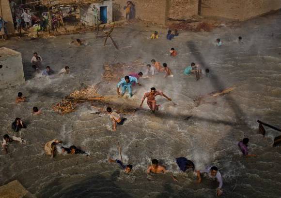 Reuters - Daniel Berehulak, de Getty Images, fue reconocido en la categor&#237;a de Historias con esta imagen de v&#237;ctimas de las inundaciones luchando por obtener alimentos, ya que combate la ca&#237;da de flujo de un helic&#243;ptero del ej&#233;rcito de Pakist&#225;n durante las operaciones de socorro en Dadu, Pakist&#225;n.